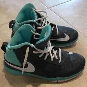 NIKE TEAM HUSTLE D 7 SNEAKER